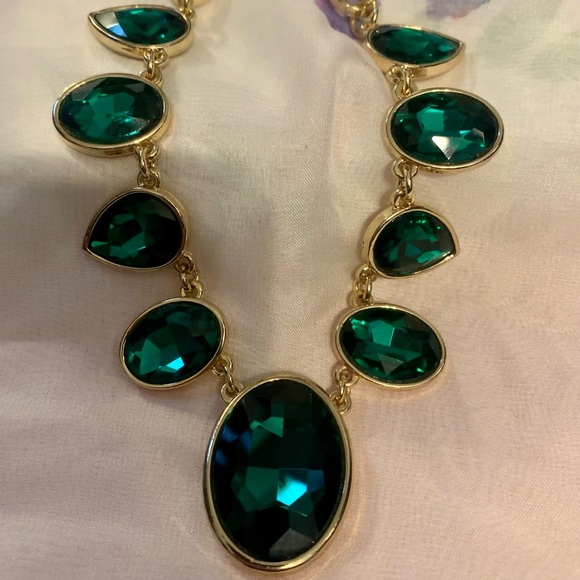 NWOT Gold Chain Necklace with Faux Emerald Gems - Picture 2 of 2